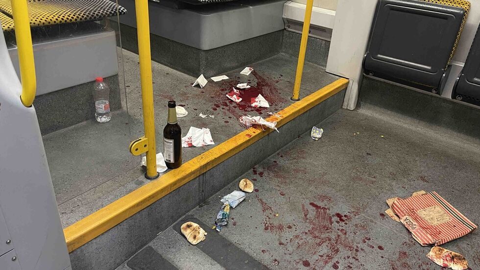 Die blutverschmierte Straßenbahn nach der Attacke.