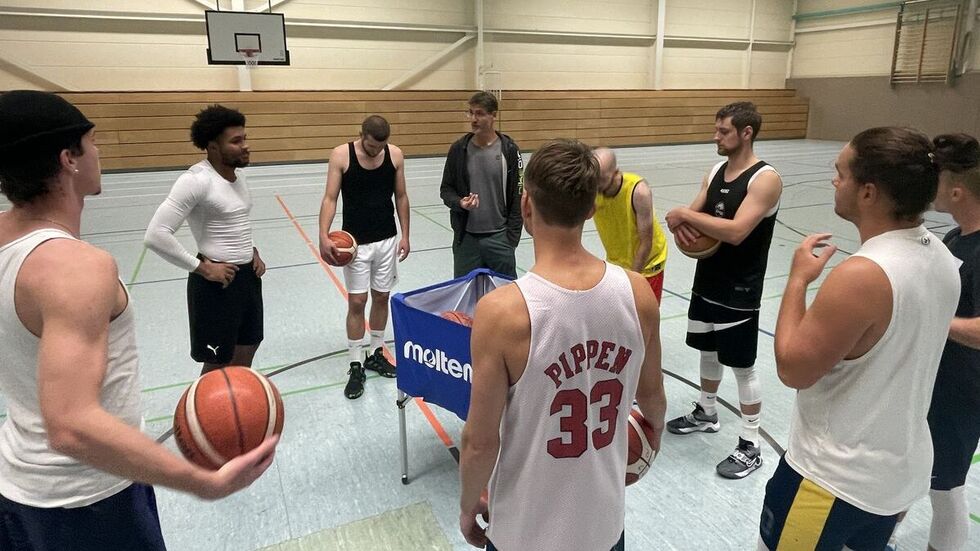 Trainer Stefan Wolf (Mitte) bei einer der letzten Trainingseinheiten vor dem Saisonstart.