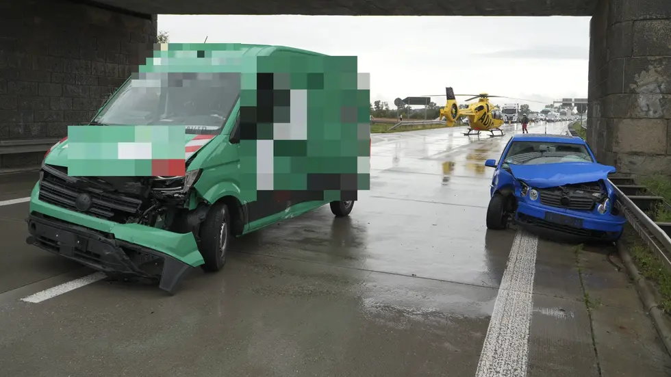 Die Unfallstelle am Mittwochnachmittag auf der A14 bei der Anschlussstelle Kleinpösna (Fahrtrichtung Dresden). Die Unfallstelle am Mittwochnachmittag auf der A14 bei der Anschlussstelle Kleinpösna (Fahrtrichtung Dresden).