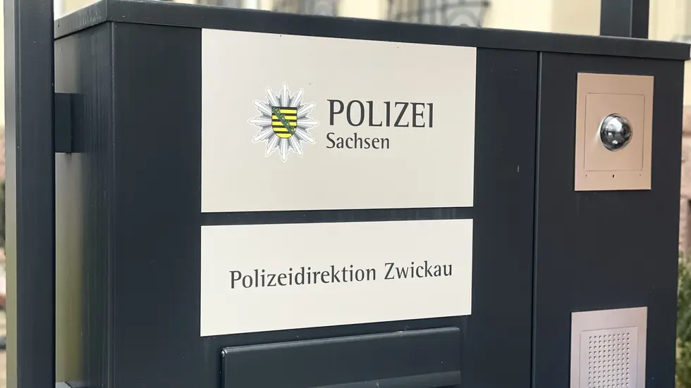 Wer Hinweise zu den Taten geben kann, soll sich im Polizeirevier Zwickau melden.