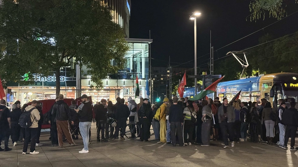 Vor dem Haus des Buches gab es eine Demo 