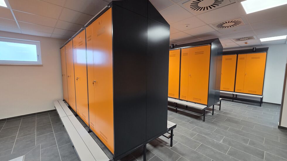 Im Bürokomplex gibt es auch Umkleiden mit belüfteten Schränken, um nasse Kleidung zu trocknen. Im Bürokomplex gibt es auch Umkleiden mit belüfteten Schränken, um nasse Kleidung zu trocknen.