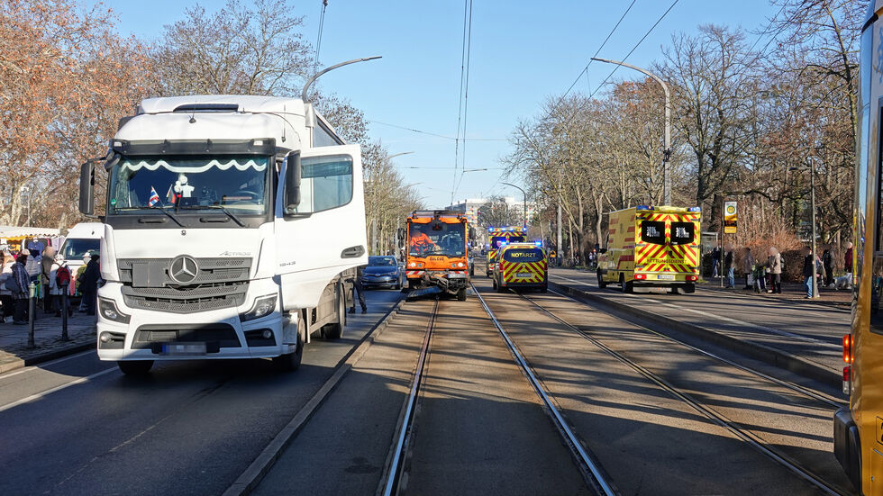 Der LKW steht auf der Lennéstraße.