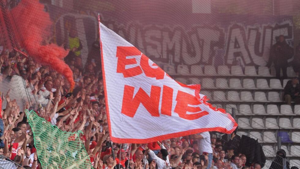 Beim Hinspiel am 11.09.2022 gab es mehrere Spielunterbrechungen wegen Pyrotechnik