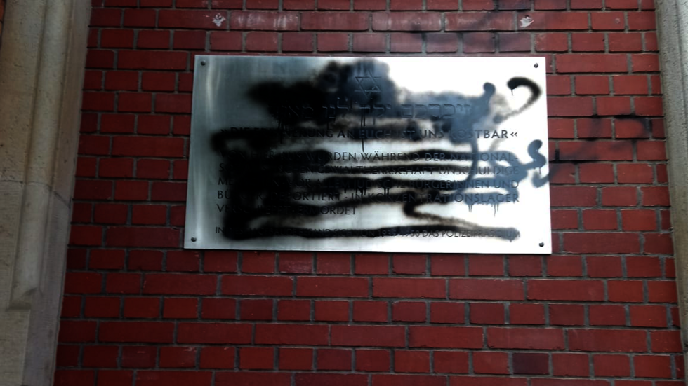 Die Gedenktafel im beschmierten Zustand. 