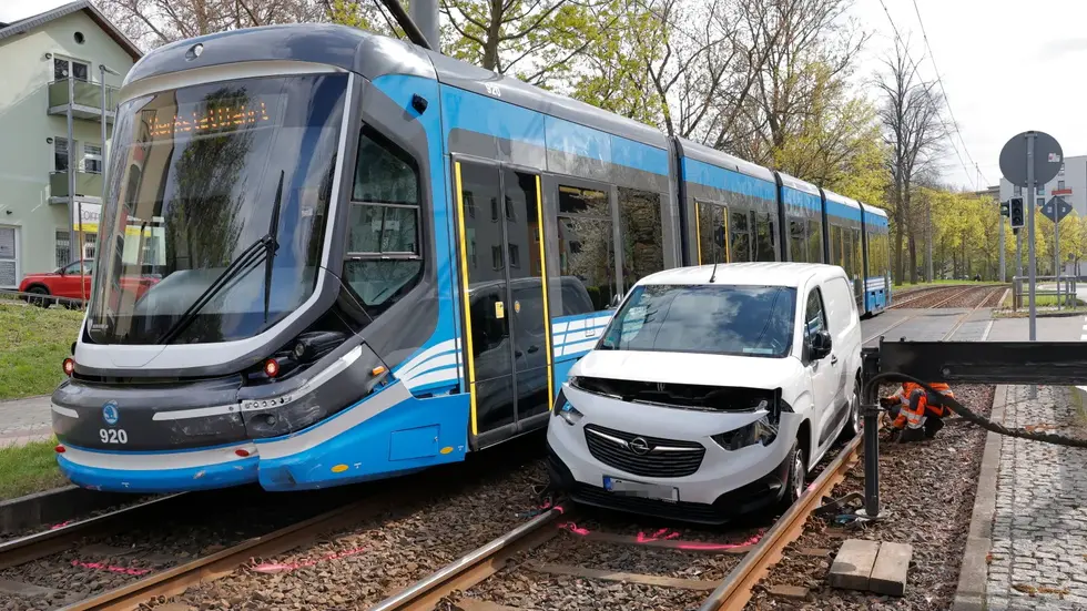 In Chemnitz sind eine Straßenbahn der Linie 4 und ein Opel Combo zusammengestoßen. Ein Fahrgast wurde verletzt, die Strecke gesperrt. Der Schaden liegt bei 40.000 Euro.