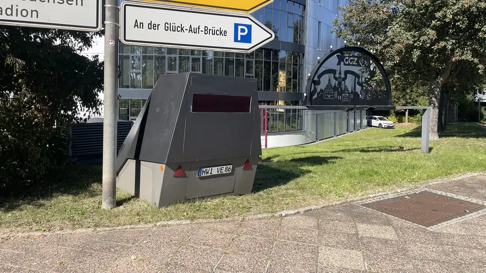 Wer derzeit mit dem Auto den Brückenberg hinunterrollt, muss sich konzentrieren.