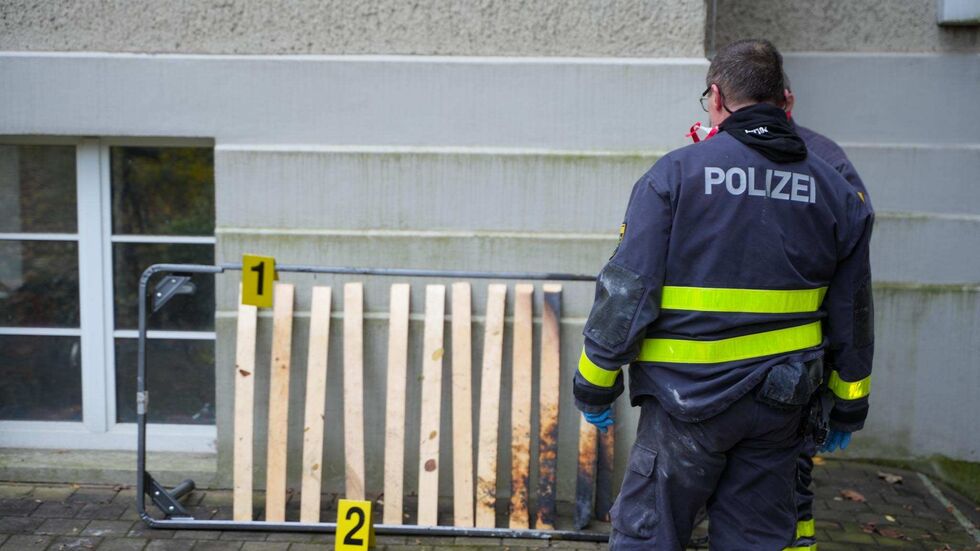 Ein Bettgestell wird von den Brandursachenermittler untersucht. Ein Bettgestell wird von den Brandursachenermittler untersucht.