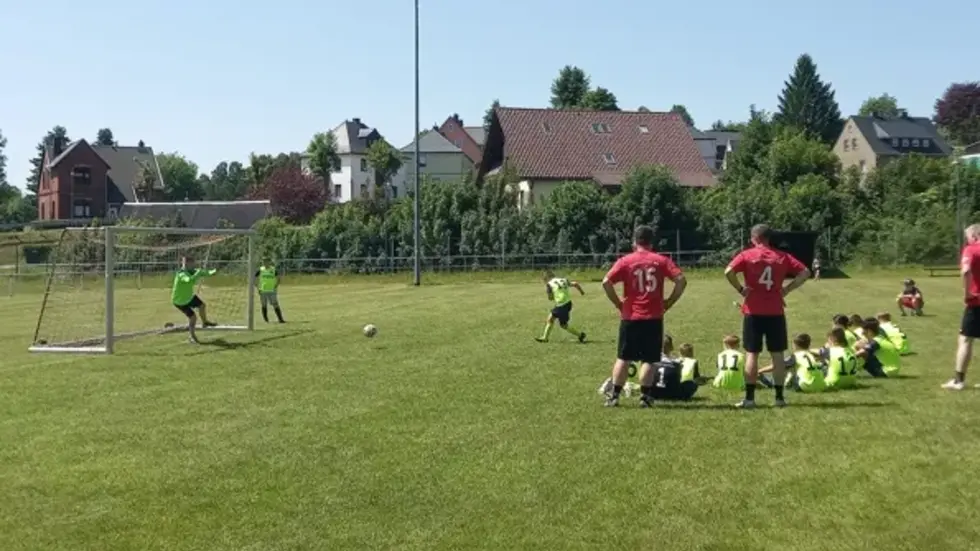 Auf dem Sportplatz trainieren nicht nur die 1. Mannschaft sondern auch alle Jugendteams. Auf dem Sportplatz trainieren nicht nur die 1. Mannschaft sondern auch alle Jugendteams.