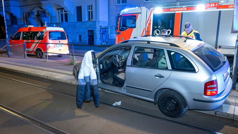 Der beschädigte Skoda im Gleisbett an der Haltestelle "Chausee-Haus".