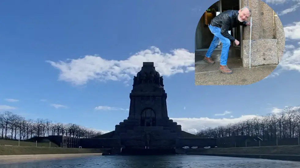 Gästeführer Markku Weber misst mit dem Zollstock nach.