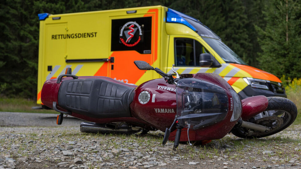 Der Biker war offenbar zu schnell in eine Kurve gefahren. Der Biker war offenbar zu schnell in eine Kurve gefahren.