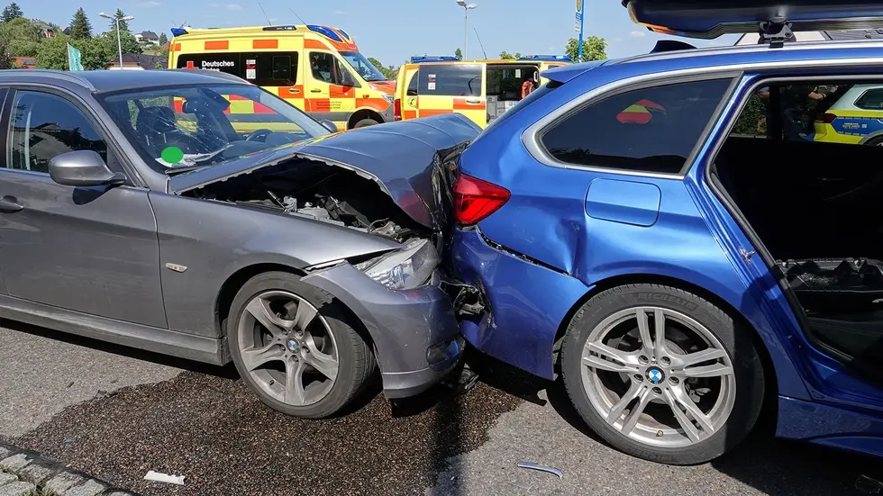 Der 19-jähriger Autofahrer stieß aus bislang ungeklärter Ursache auf zwei Fahrzeuge auf, die wegen eines Rück-Staus vor ihm standen