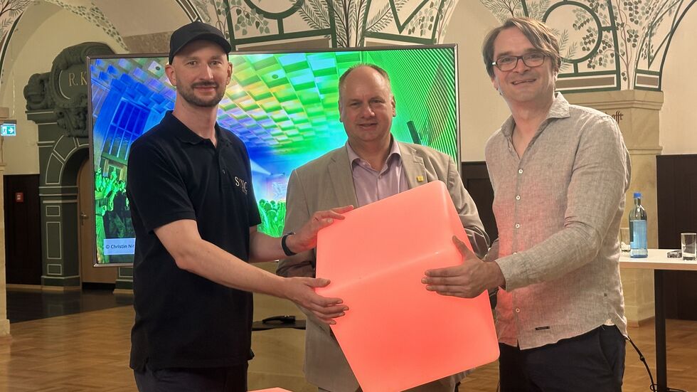 Oberbürgermeister Dirk Hilbert, Geschäftsführer der Veranstaltungsagentur DNRG-MGMT Marco Benitz und DJ Jake Dile Oberbürgermeister Dirk Hilbert, Geschäftsführer der Veranstaltungsagentur DNRG-MGMT Marco Benitz und DJ Jake Dile