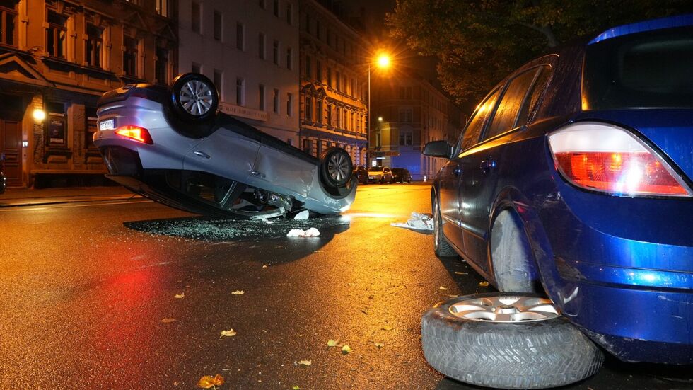 Das Unfallfahrzeug hat sich überschlagen.