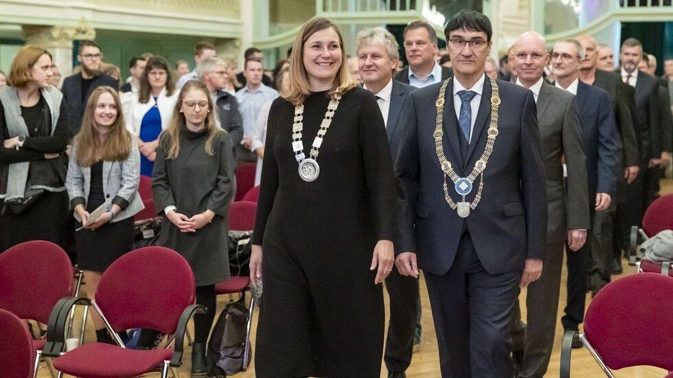Rektor Prof. Stephan Kassel und Oberbürgermeisterin Constance Arndt führten den Einzug des Senats an. 