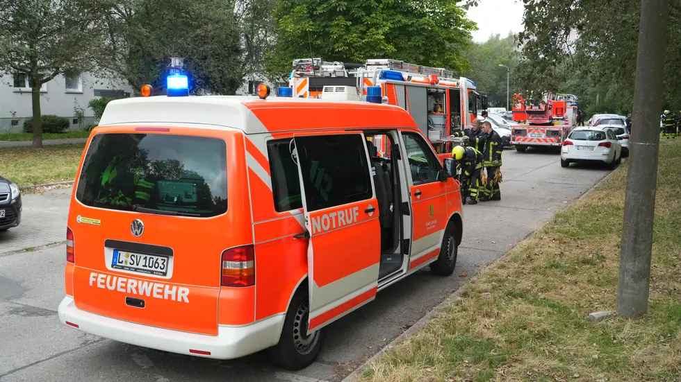 Einsatzkräfte vor dem Brandhaus. Einsatzkräfte vor dem Brandhaus.