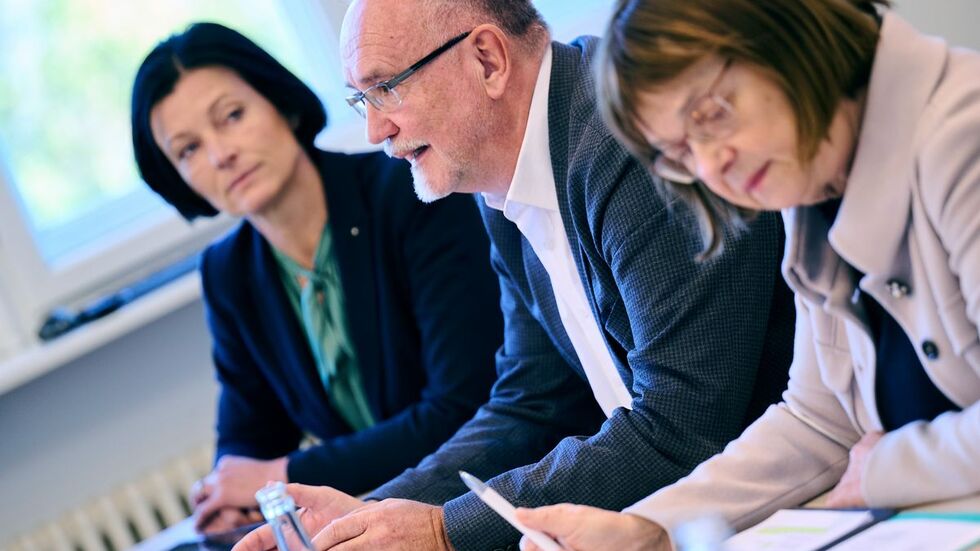 Peter Noack, Vorsitzender des Vorstandes Kassenärztliche Vereinigung Brandenburg spricht in der Pressekonferenz in der Staatskanzlei Potsdam, während er neben Daniela Teichert (l), Vorsitzende des Vorstandes der AOK Nordost und Ursula Nonnemacher (l, Bündnis90/Die Grünen), Ministerin für Gesundheit im Land Brandenburg sitzt. Brandenburg plant den Aufbau einer "Modellregion Gesundheit Lausitz". Schüle und Nonnemacher stellen ein "Memorandum of Understanding" vor.  