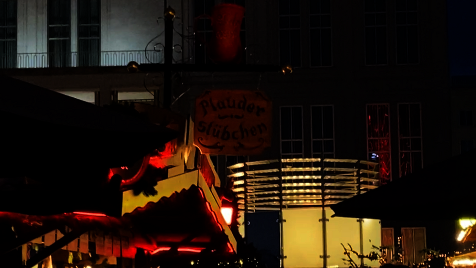 Hier wird am Mittwoch der besonders gute Glühwein ausgeschenkt: das Plauderstübchen vor der Oper auf dem Augustusplatz. Hier wird am Mittwoch der besonders gute Glühwein ausgeschenkt: das Plauderstübchen vor der Oper auf dem Augustusplatz.