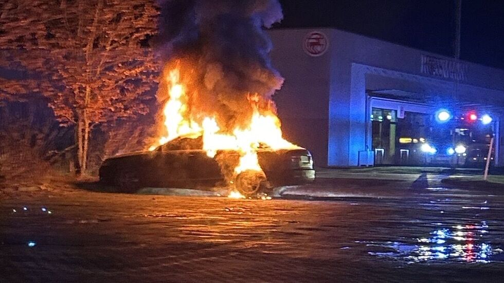 Dieses Bild wurde in der Nacht zu Sonntag von dem brennenden Audi gemacht. Dieses Bild wurde in der Nacht zu Sonntag von dem brennenden Audi gemacht.