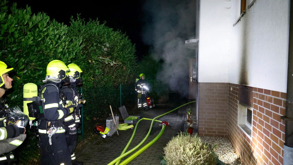 Der Keller eines Mehrfamilienhauses stand in Flammen.