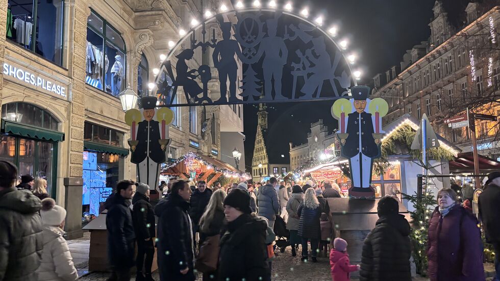 Zwischen Weihnachtsmarktbuden und Geschäfften herrschte am Sonntagabend reges Treiben.
