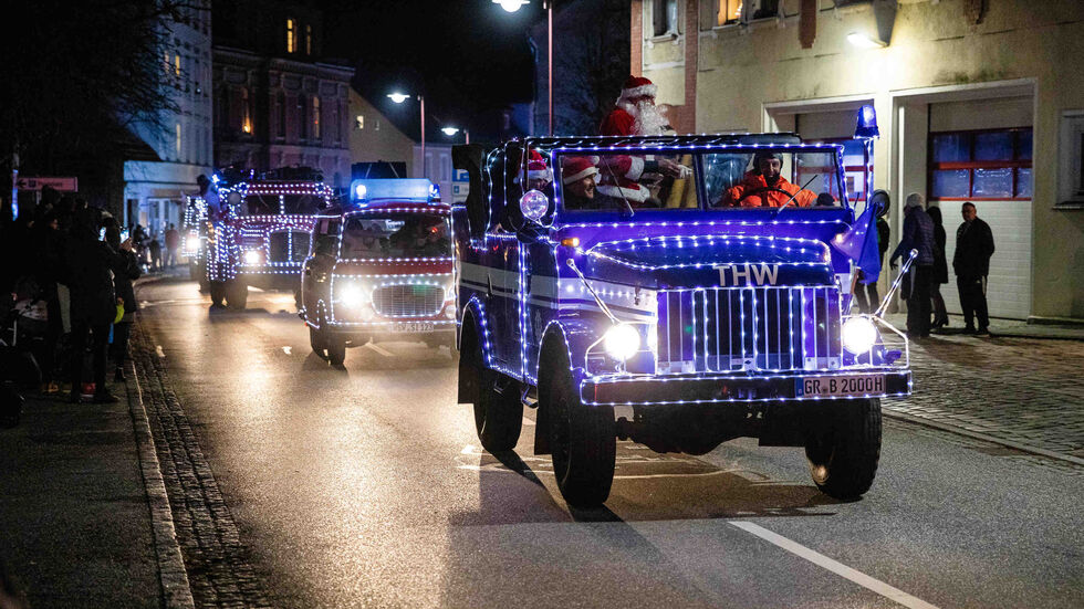 Weihnachtsfeuerwehr rollt durch Bad Muskau. Im vergangenen Jahr war das noch ohne großen Aufwand möglich. 