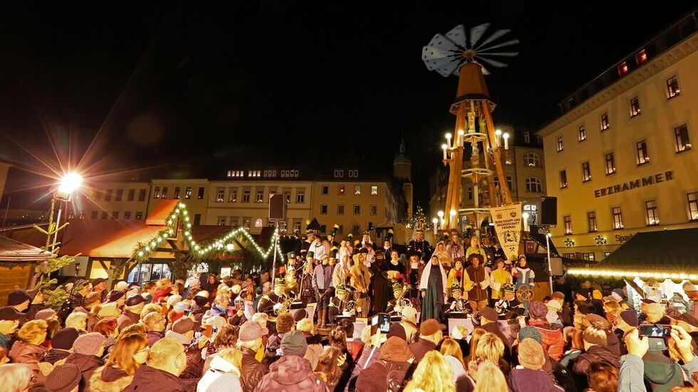 17 Uhr wurde die Pyramide feierlich angeschoben und die Figuren stellten sich dem Publikum vor.