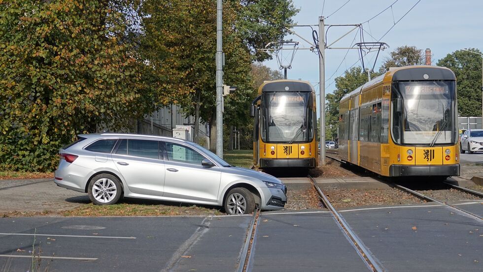 An der Kreuzung Königsbrücker Straße / Fabricestraße kollidierte ein Skoda Octavia mit einer Bahn der Linie 8