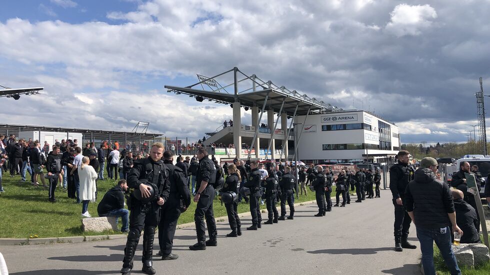 Schiedsrichter Winter musste nach dem Abbruch geschützt werden 