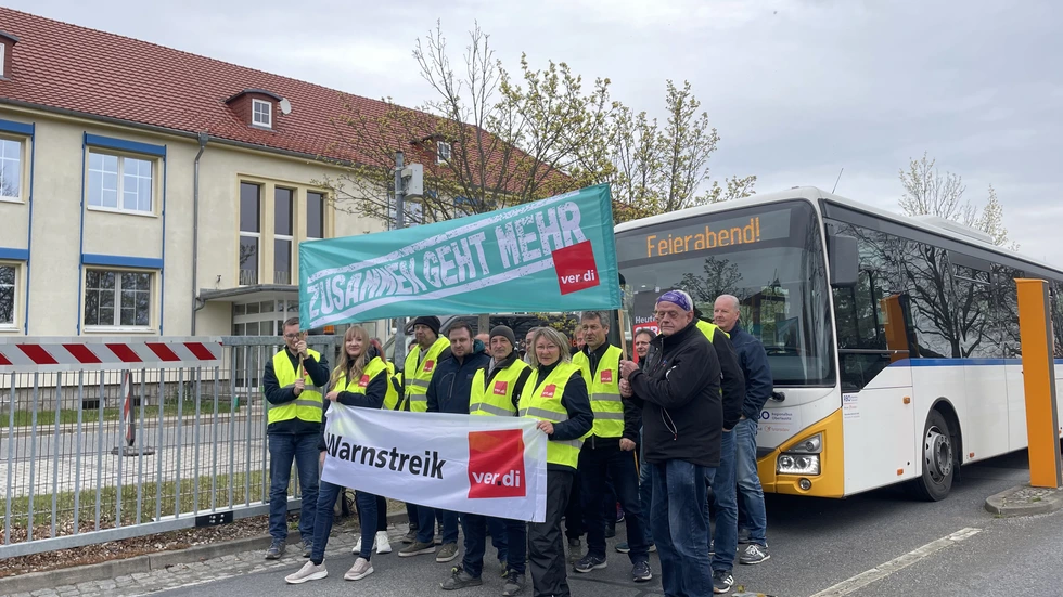 Streikende Beschäftigte von Regiobus Oberlausitz auf dem Betriebshof in Bautzen Streikende Beschäftigte von Regiobus Oberlausitz auf dem Betriebshof in Bautzen