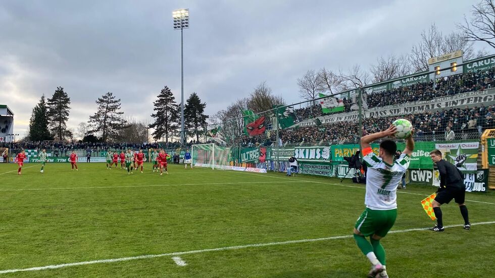 Eine Szene aus dem Derby: Chemie-Kapitän Janik Mäder beim Einwurf.