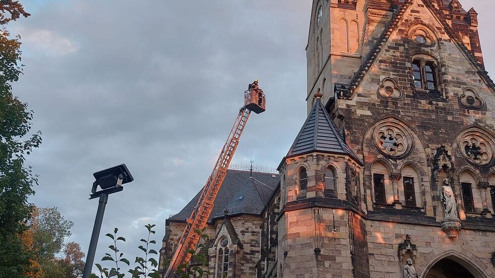 Auch die Drehleiter kam bei der Übung zum Einsatz.