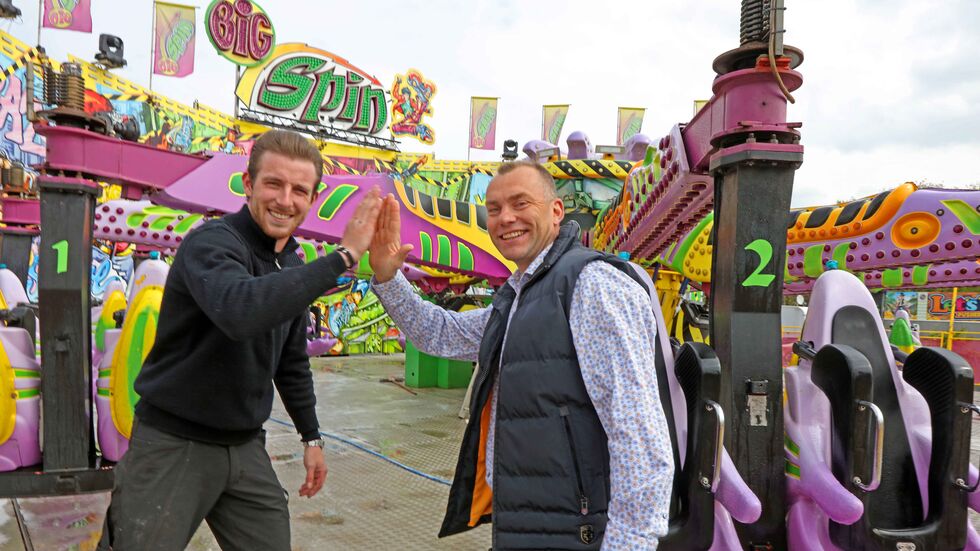 Rummelchef Marco Walz (r.) mit Maximilian Welte vom Fahrgeschäft "Big Spin". Rummelchef Marco Walz (r.) mit Maximilian Welte vom Fahrgeschäft "Big Spin".