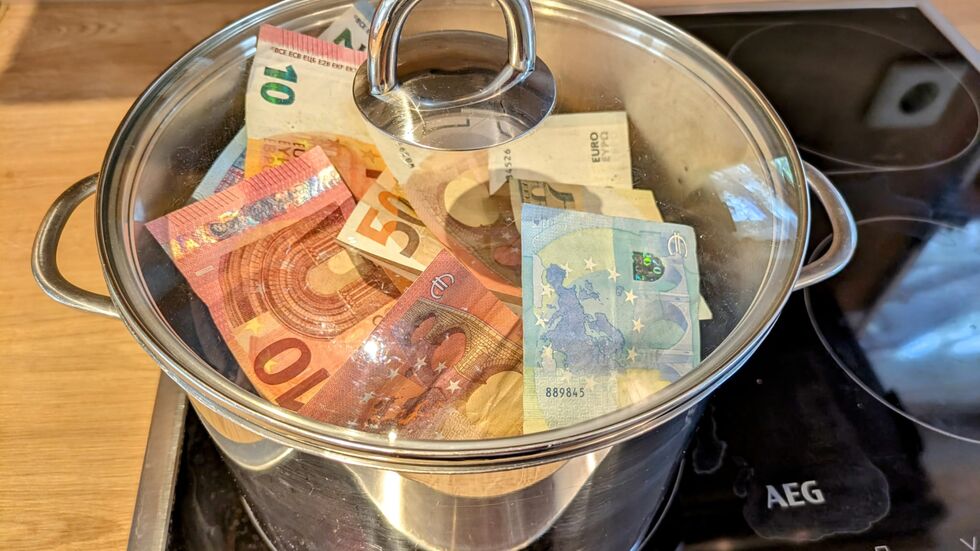 Geld in den Kochtopf rein und dann rausstellen: Mit dieser Masche haben Betrüger eine Seniorin um viel Geld gebracht. (Symbolbild)