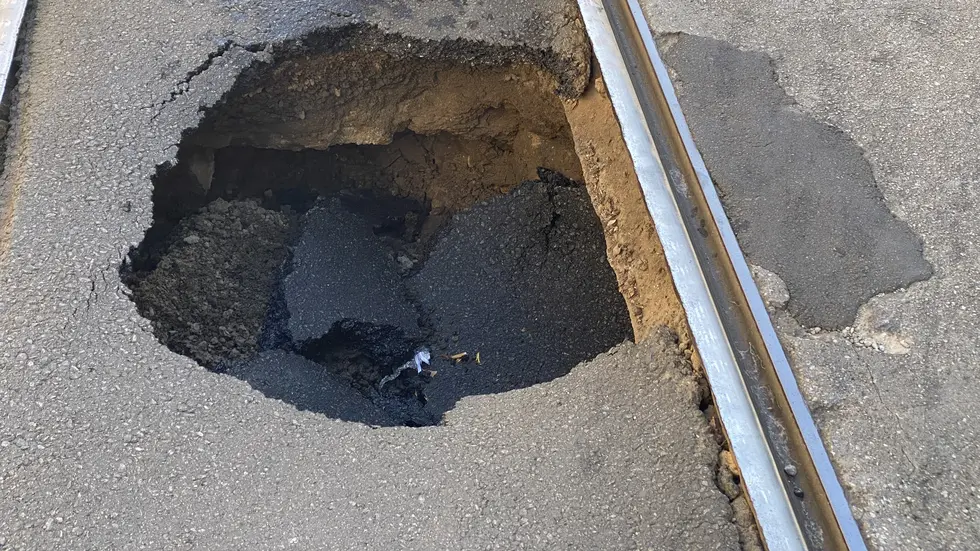 Das Loch auf der Demmeringstraße im Leipziger Stadtteil Lindenau ist etwa 1 mal 1 Meter groß und ungefähr genauso tief.