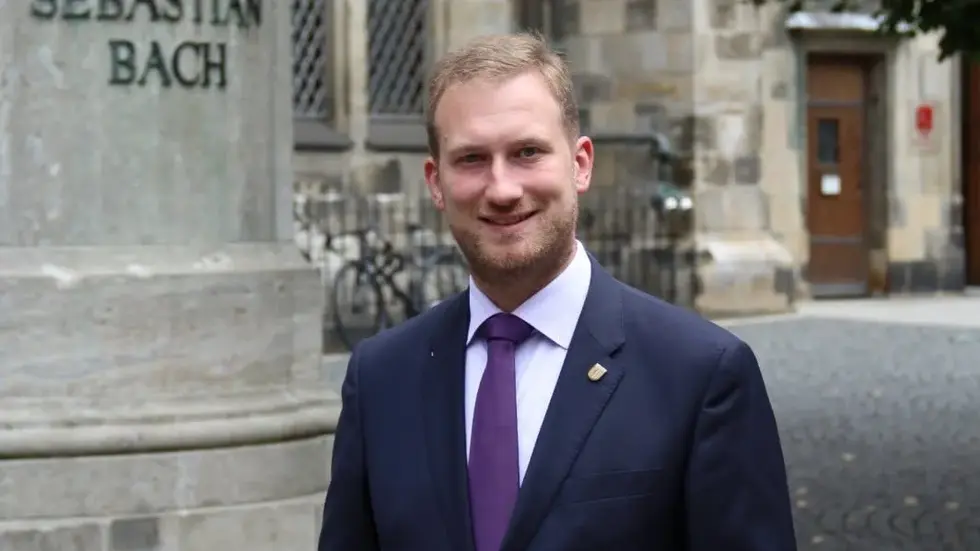 Michael Weickert (36), der Fraktionsvorsitzende der CDU-Fraktion im Leipziger Stadtrat wurde am Dienstagabend als Kandidat der Christdemokraten für die OB-Wahl 2027 in Leipzig nominiert. In seinem aktuellen Profilbild bei Facebook zeigt er sich vor dem neuen Bach-Denkmal an der Leipziger Thomaskirche.