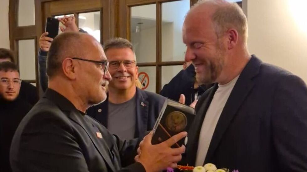 Blumen von Oberbürgermeister Roland Dantz (li.) an seinen Nachfolger Michael Preuß.