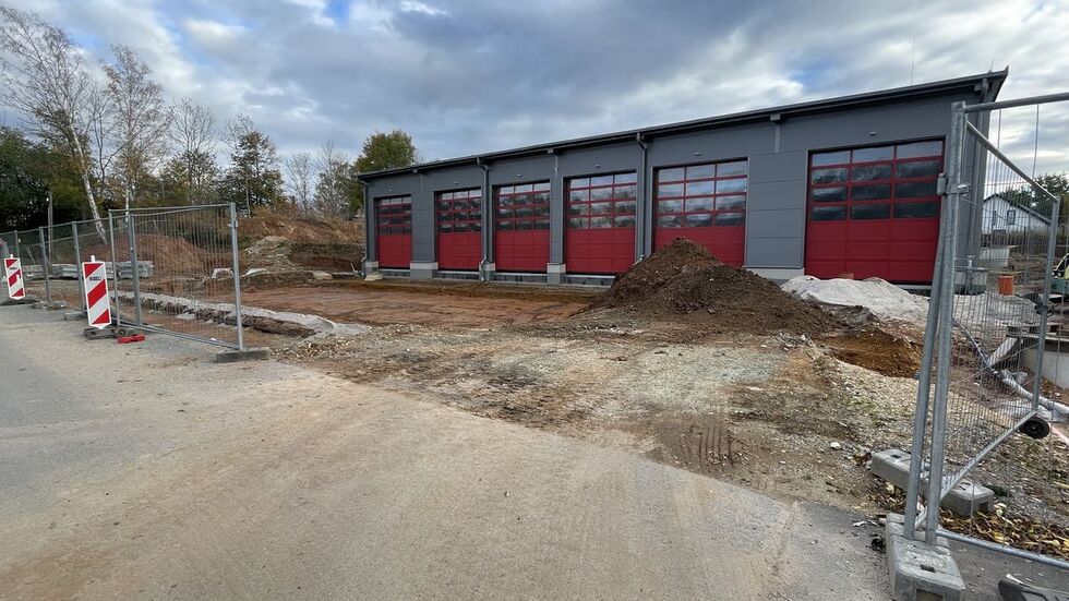 Innen werden u.a. noch Fliesen verlegt. Die Malerarbeiten beginnen nächste Woche.