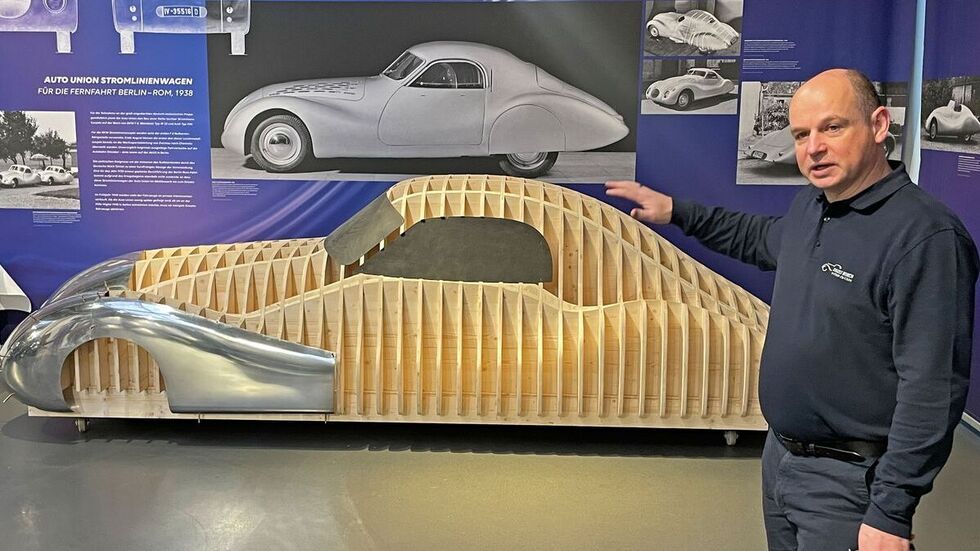 Museumschef Thomas Stebich vor einem Modell, an dem während der Ausstellung weitergearbeitet wird.