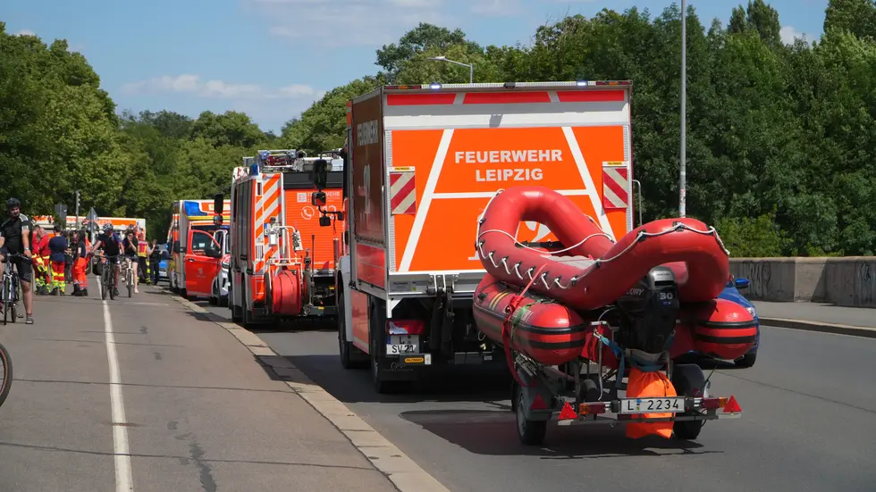 Etliche Rettungskräfte rückten an - auch mit diesem Boot zur Bergung der Leiche. Etliche Rettungskräfte rückten an - auch mit diesem Boot zur Bergung der Leiche.