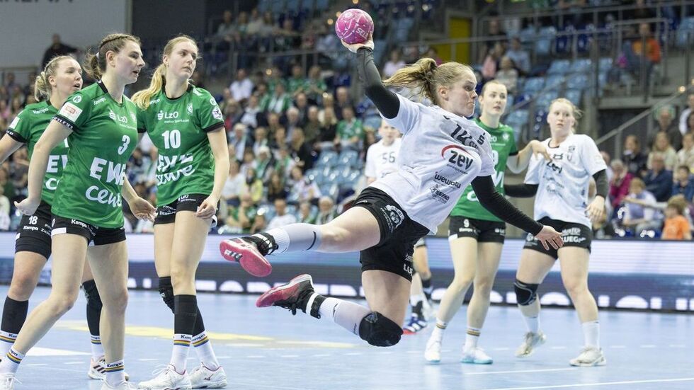 Kreisläuferin Natacha Buhl (am Ball) hofft auf einen Sieg in Neckarsulm und den vorzeitigen Klassenerhalt. 