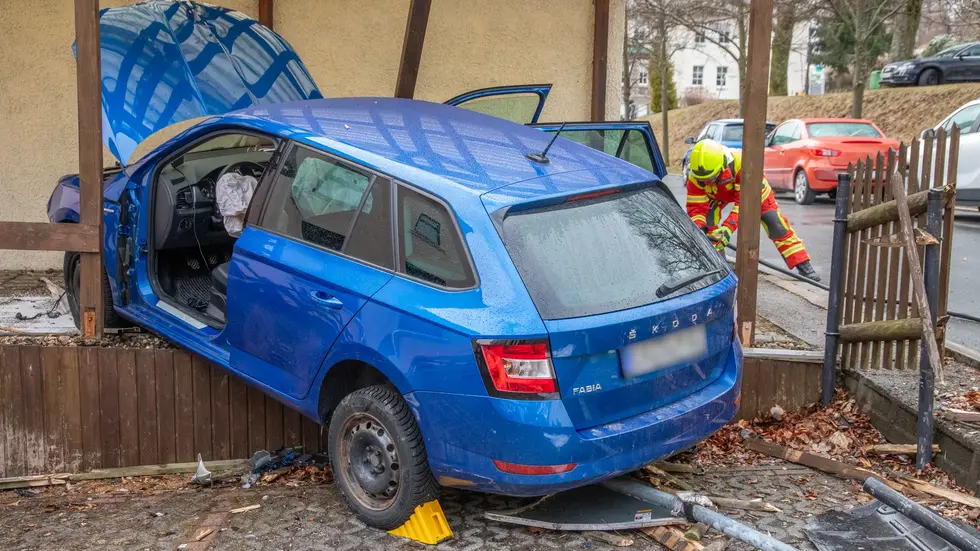 Der blauen Skoda Fabia steht im Carport, ist stark beschädigt. Der blauen Skoda Fabia steht im Carport, ist stark beschädigt.