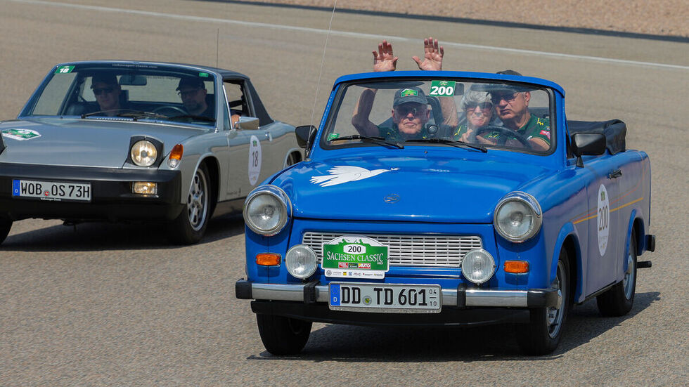 Radsportlegende Täve Schur dreht im Trabi als Beifahrer Runden auf dem Sachsenring.
