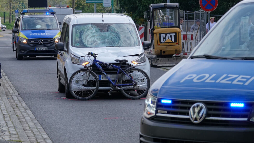 Fahrrad und Auto am Unfallort.