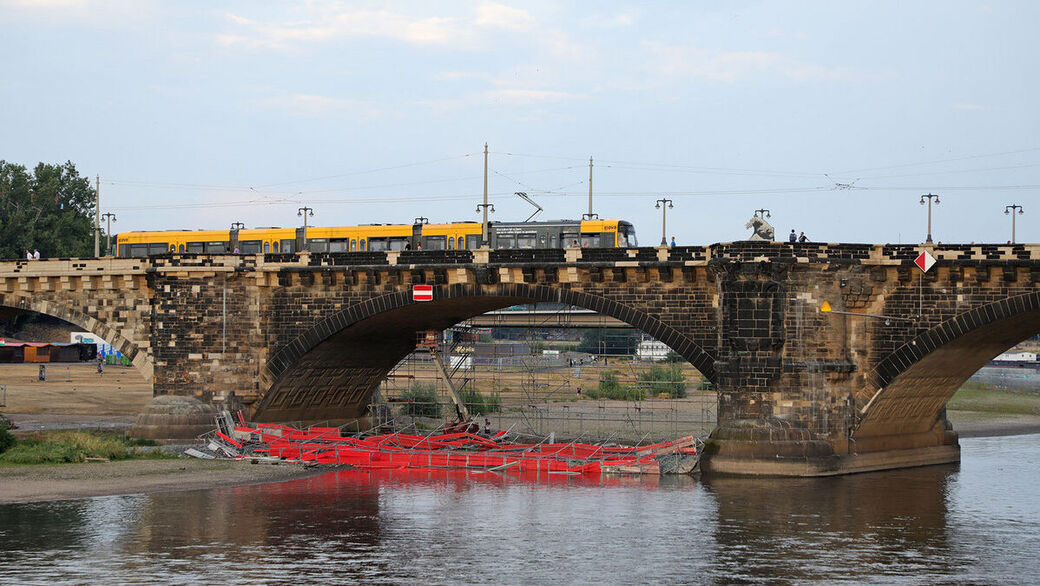 Das Baugerüst in der Augustusbrücke - Es gab keine Verletzten.