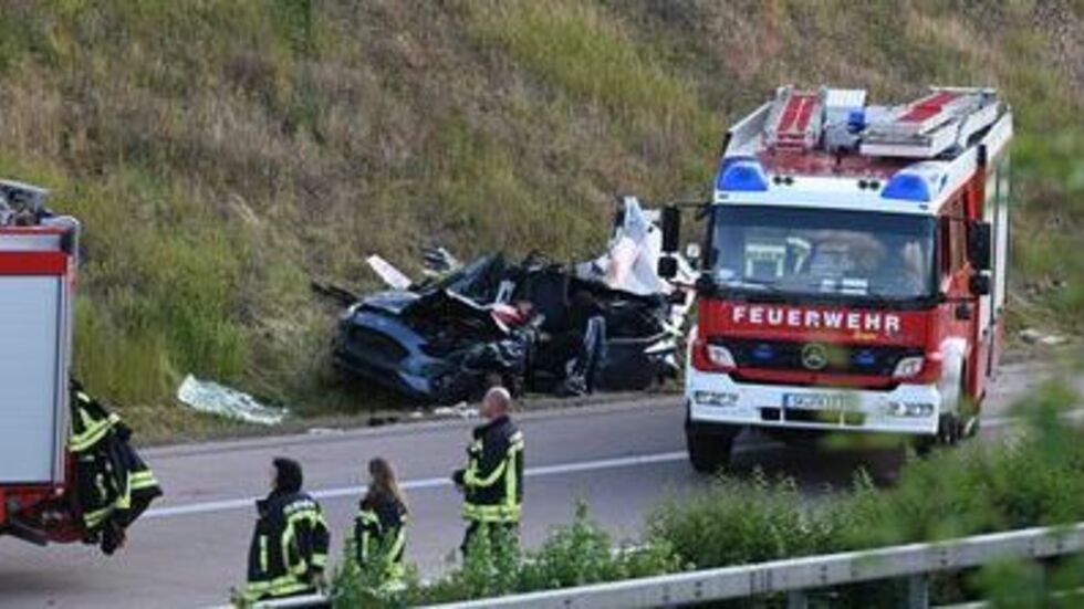 Einsatzkräfte der Feuerwehr an der Unfallstelle auf der Autobahn 14 bei Halle. Foto: Heiko Rebsch/dpa