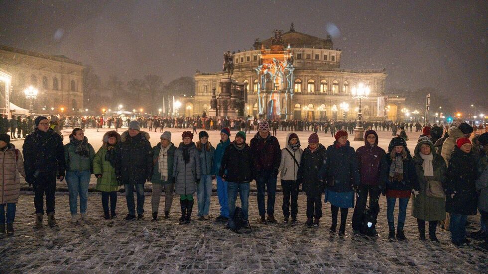 Bei Schneetreiben standen die Menschen zusammen, wie hier vor der Semperoper. Bei Schneetreiben standen die Menschen zusammen, wie hier vor der Semperoper.