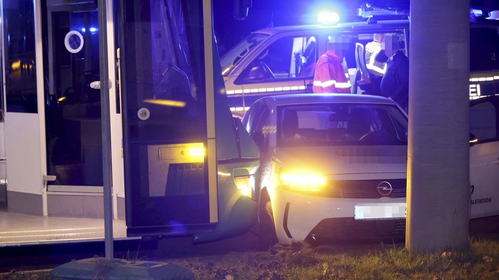 Die Straßenbahn erfasste den Opel seitlich und schob ihn ins Gleisbett.