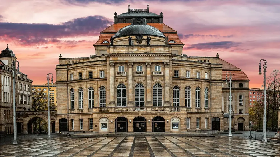 Die Theaterleitung kritisiert Pläne, das Schauspiel und das Figurentheater ins Opernhaus zu integrieren. Die Theaterleitung kritisiert Pläne, das Schauspiel und das Figurentheater ins Opernhaus zu integrieren.